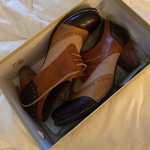 L’Artiste brown Bardot shoe